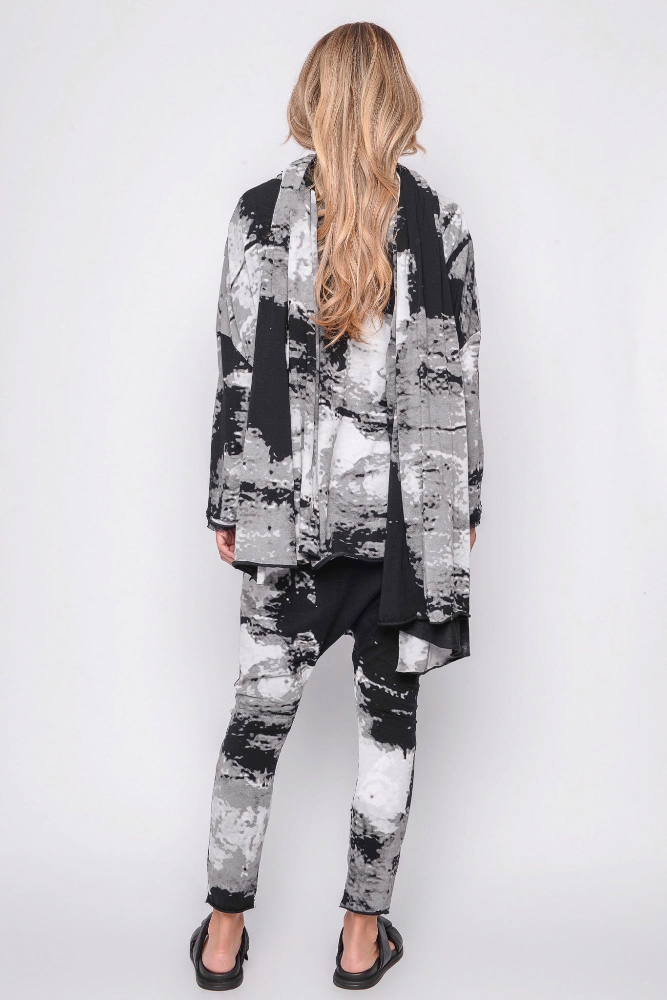 
                  
                    261.02.09 95% CO 5% EA 509 PRINT ON BLACK
                  
                