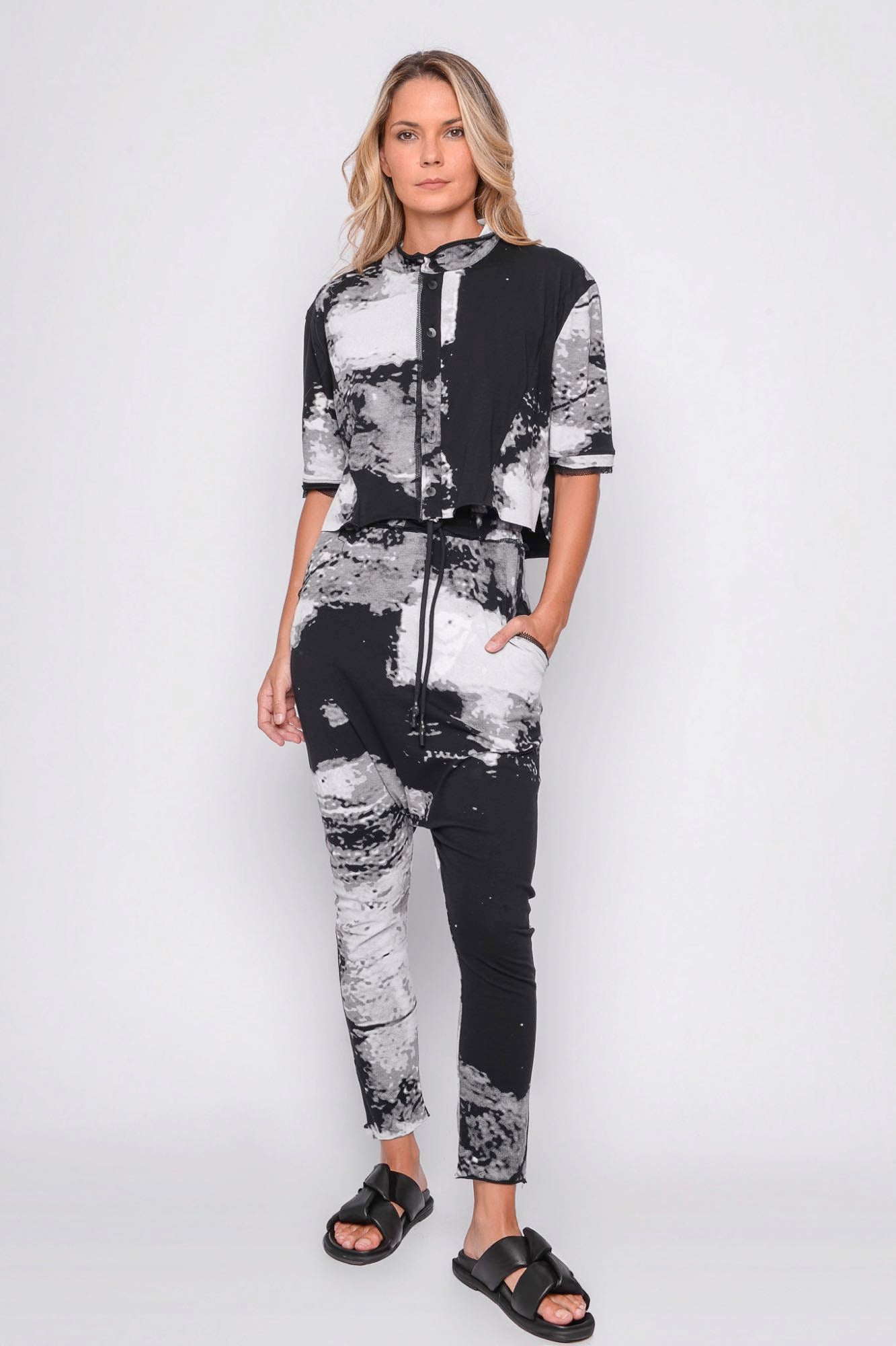 
                  
                    261.02.09 95% CO 5% EA 509 PRINT ON BLACK
                  
                