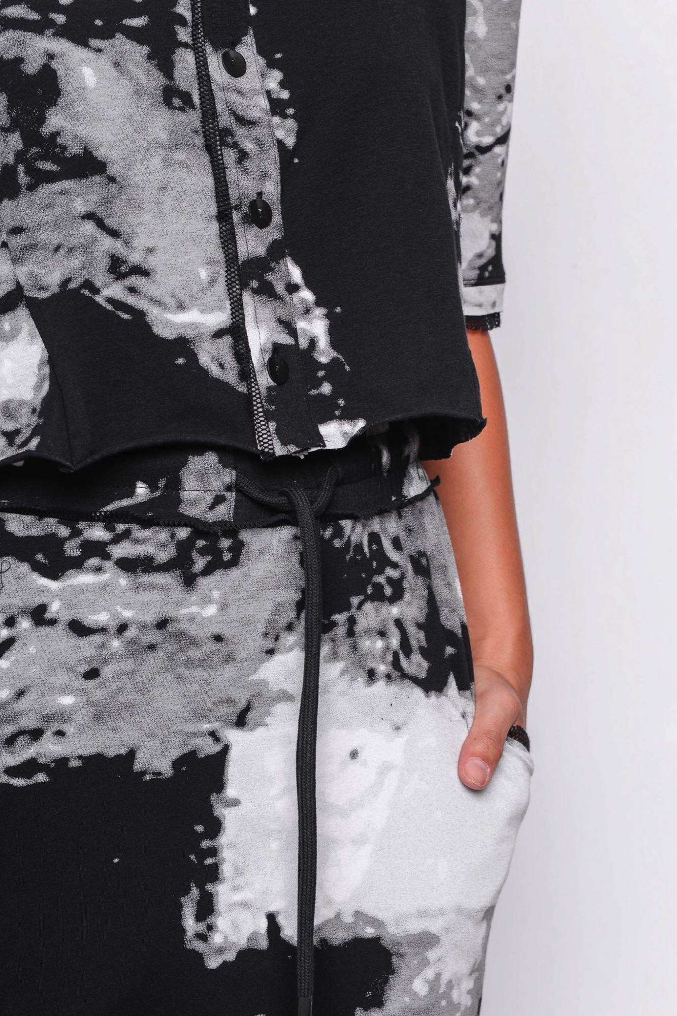 
                  
                    261.02.05 95% CO 5% EA 509 PRINT ON BLACK
                  
                