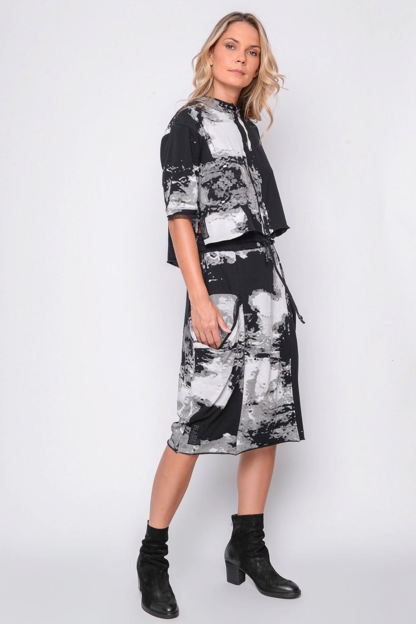 
                  
                    261.02.05 95% CO 5% EA 509 PRINT ON BLACK
                  
                