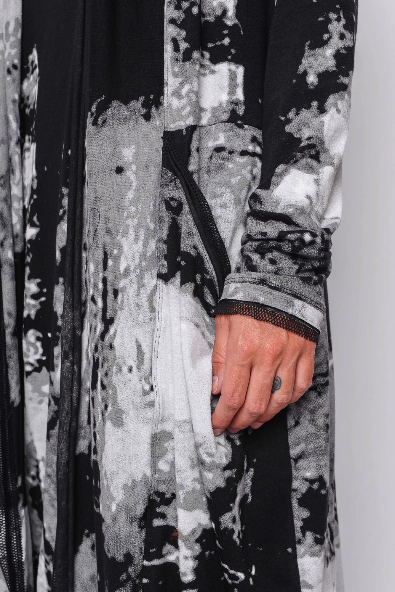 
                  
                    261.02.14 95% CO 5% EA 509 PRINT ON BLACK
                  
                