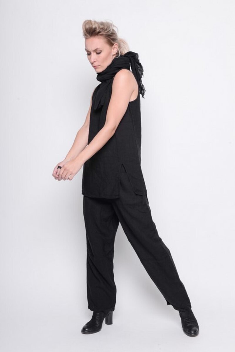 
                  
                    211.14.07 long top Go Touch The Sky 100% linnen Plain black
                  
                