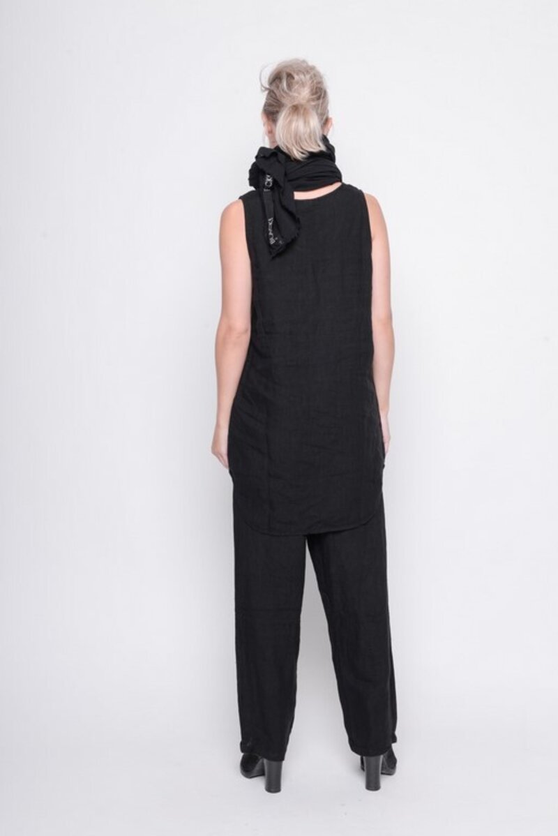 
                  
                    211.14.07 long top Go Touch The Sky 100% linnen Plain black
                  
                