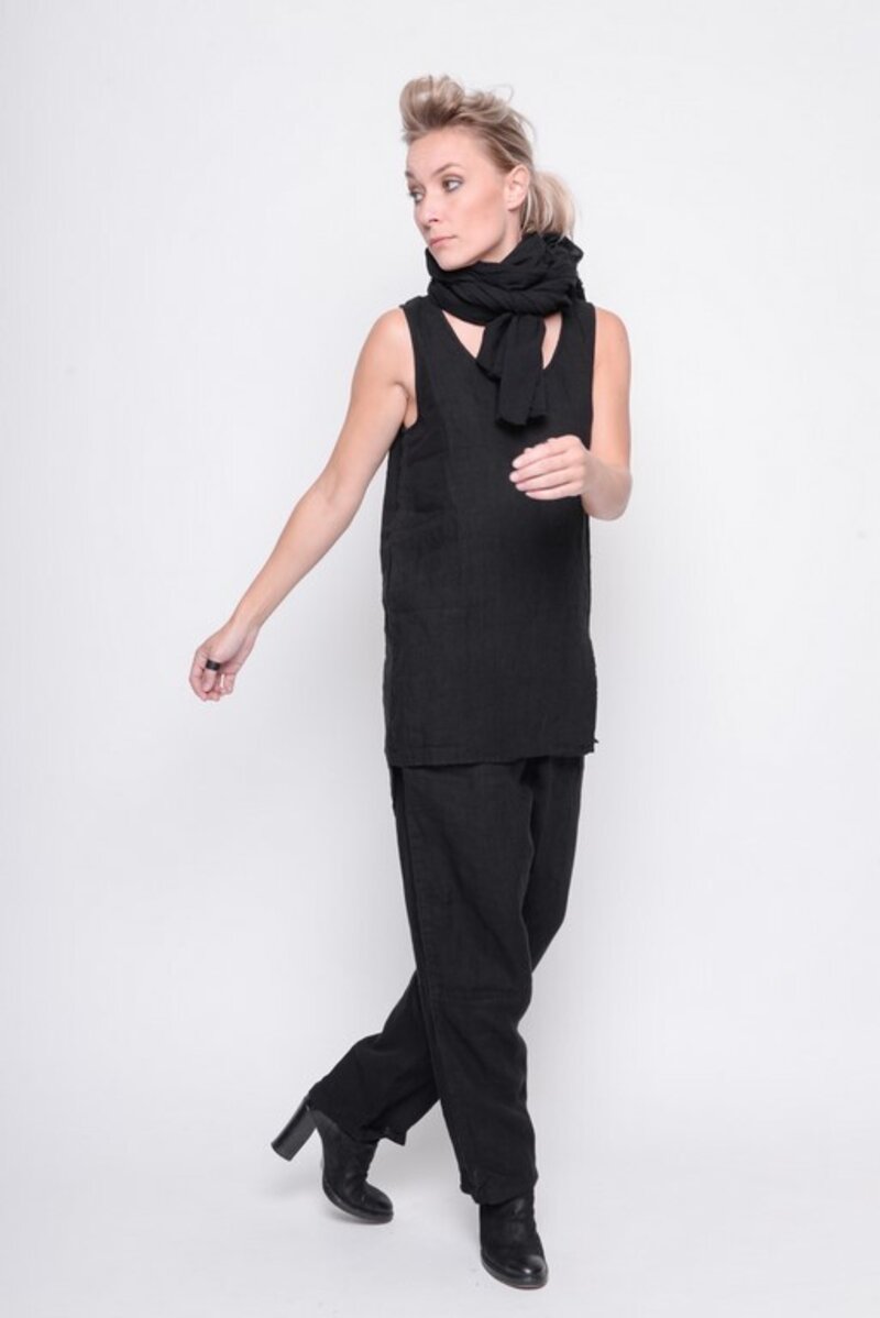 
                  
                    211.14.07 long top Go Touch The Sky 100% linnen Plain black
                  
                
