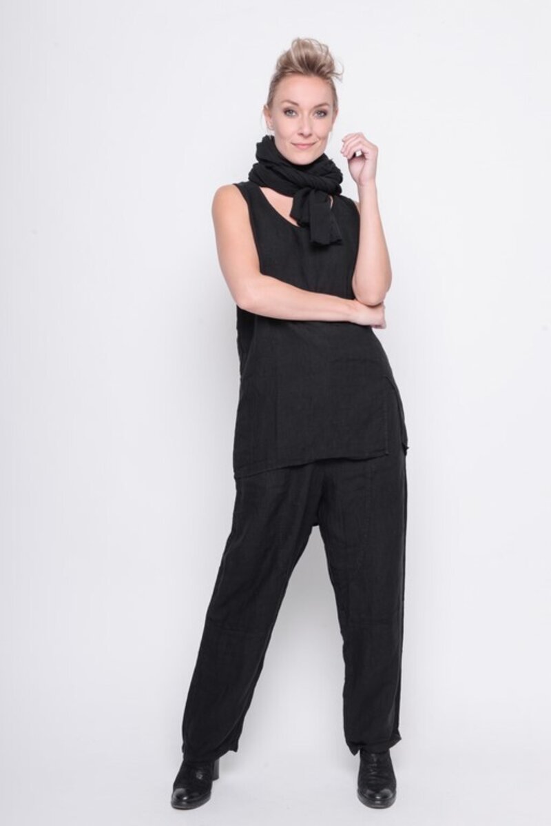 
                  
                    211.14.02 Pant Eye-Catching 100% linnen Plain black
                  
                