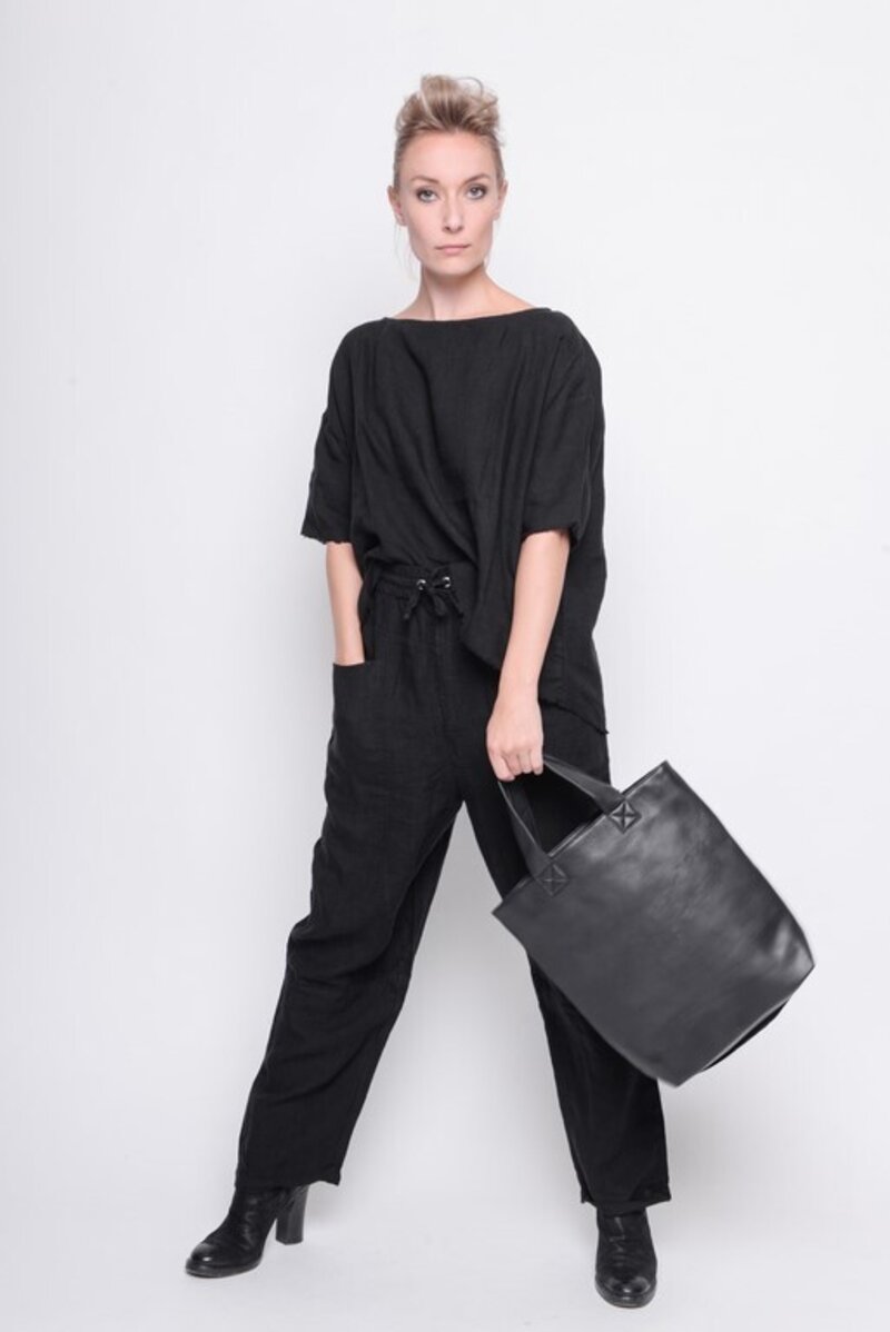 
                  
                    211.14.02 Pant Eye-Catching 100% linnen Plain black
                  
                