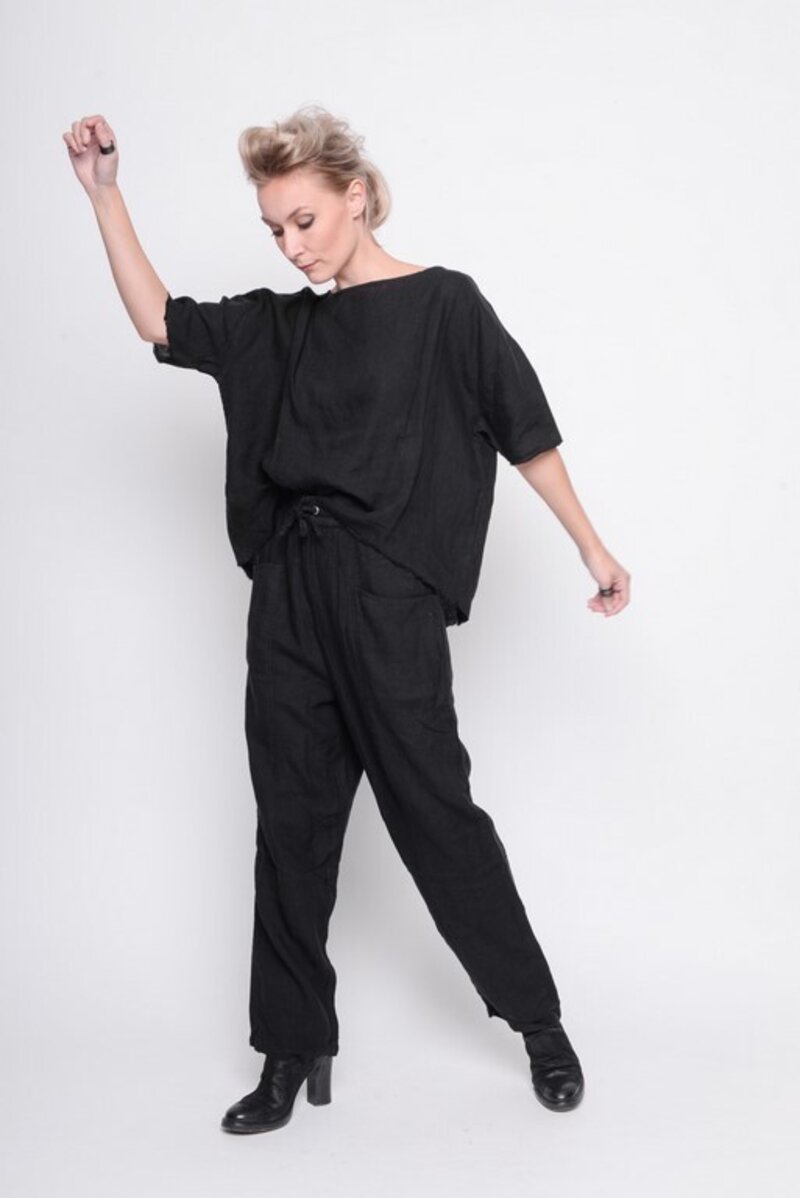 
                  
                    211.14.02 Pant Eye-Catching 100% linnen Plain black
                  
                