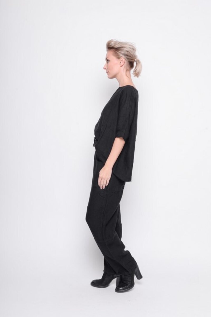 
                  
                    211.14.02 Pant Eye-Catching 100% linnen Plain black
                  
                