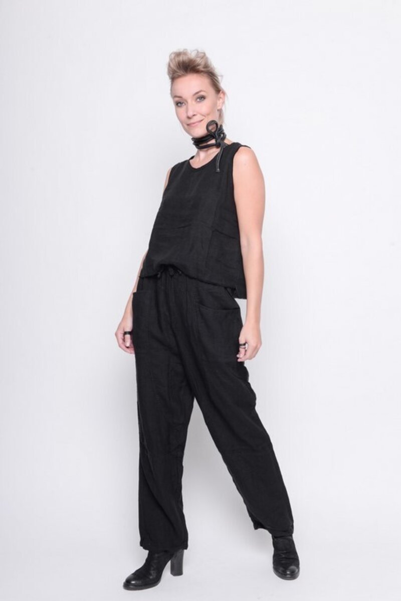 
                  
                    211.14.06 Short Top On The Scene 100% linnen Plain black
                  
                