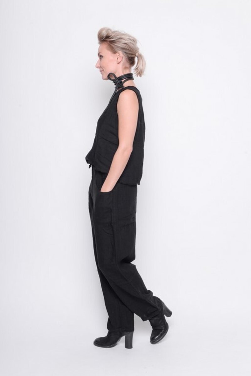 
                  
                    211.14.06 Short Top On The Scene 100% linnen Plain black
                  
                