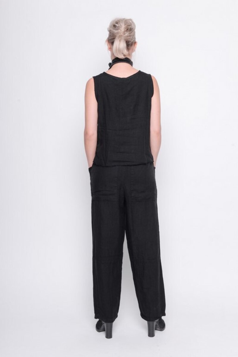 
                  
                    211.14.06 Short Top On The Scene 100% linnen Plain black
                  
                