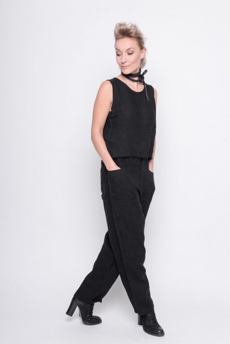 
                  
                    211.14.06 Short Top On The Scene 100% linnen Plain black
                  
                