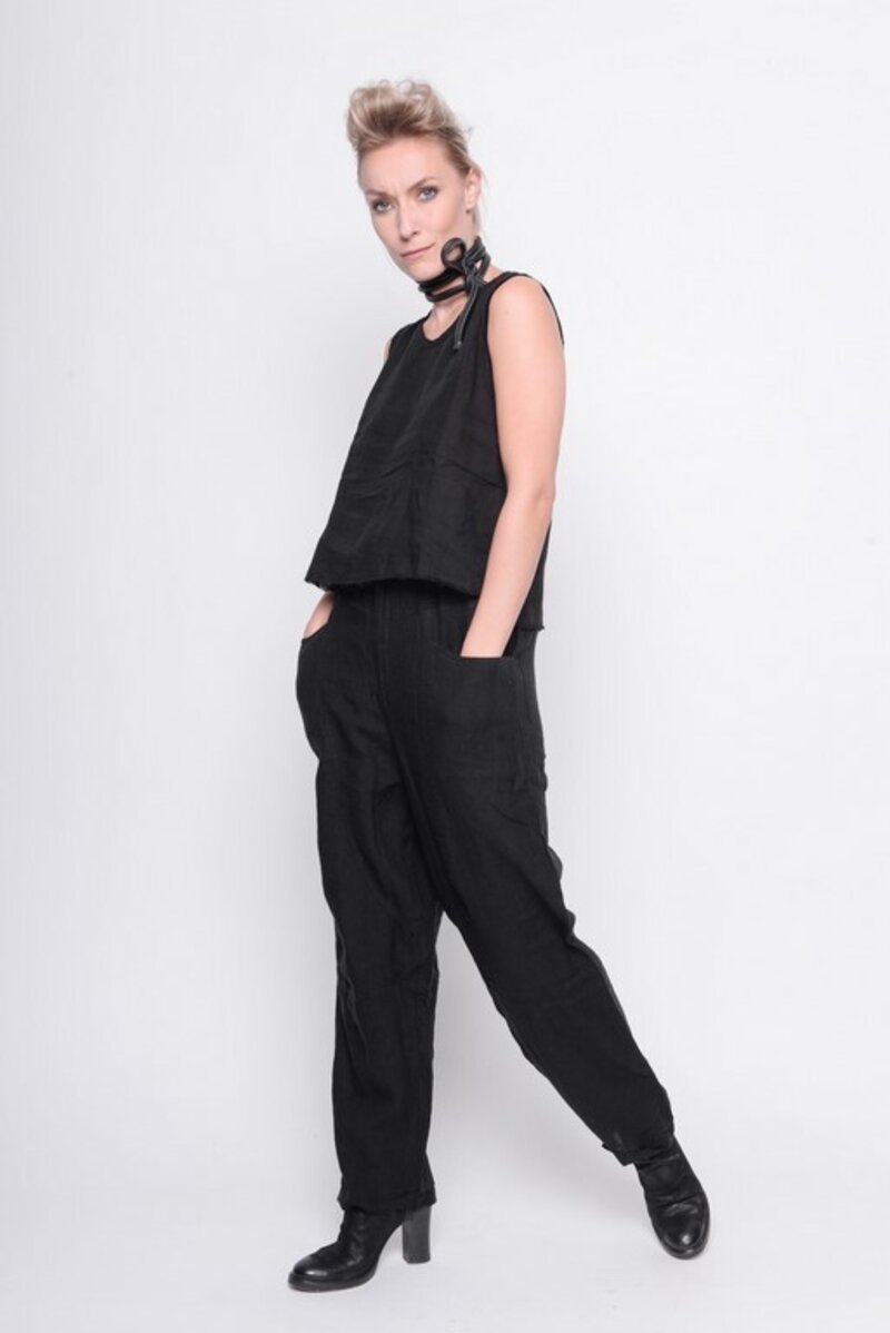 
                  
                    211.14.06 Short Top On The Scene 100% linnen Plain black
                  
                