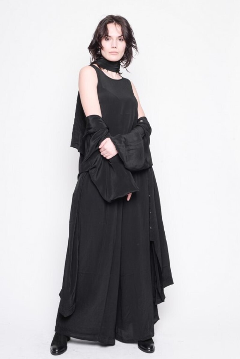 
                  
                    211.21.05 Top Touch The Sky 100% Viscose Plain Black
                  
                