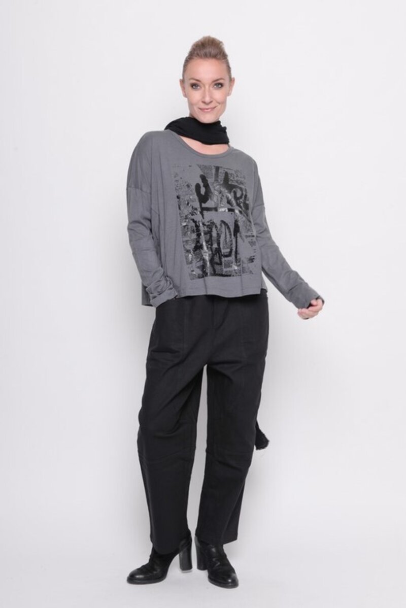 
                  
                    202.23.01 Top GRAFFITI 60% COTTON 40% MODAL GREY
                  
                