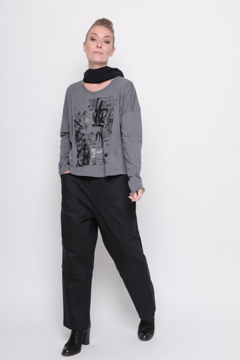 
                  
                    202.23.01 Top GRAFFITI 60% COTTON 40% MODAL GREY
                  
                
