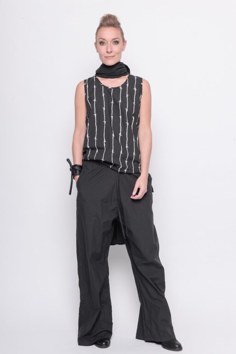 
                  
                    211.23.03 Top Lost Without You 100% Cotton Black with vapor print
                  
                