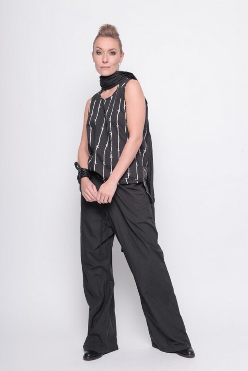 
                  
                    211.23.03 Top Lost Without You 100% Cotton Black with vapor print
                  
                
