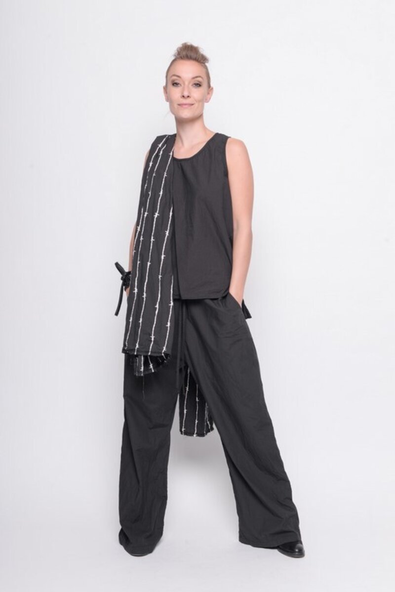 
                  
                    211.23.03 Top Lost Without You 100% Cotton Plain Black
                  
                