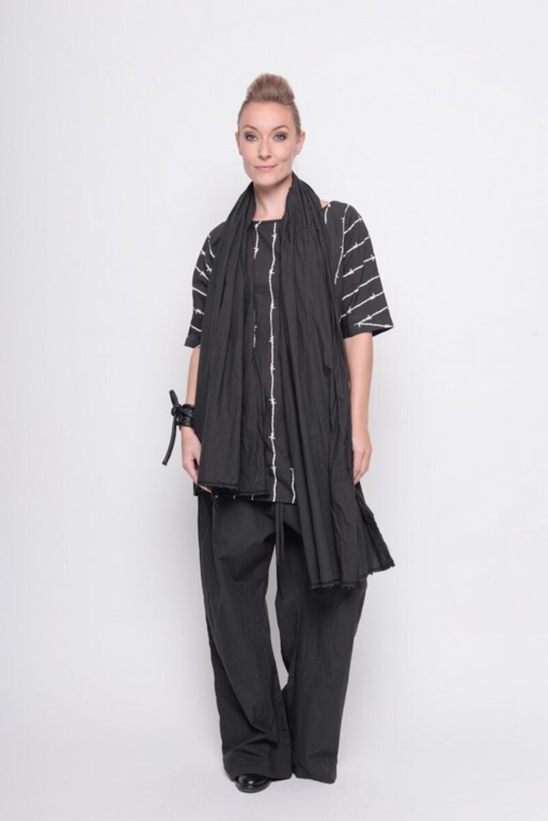 
                  
                    211.23.05 Tunic Keep Me Alive 100% Cotton Black with vapor print
                  
                