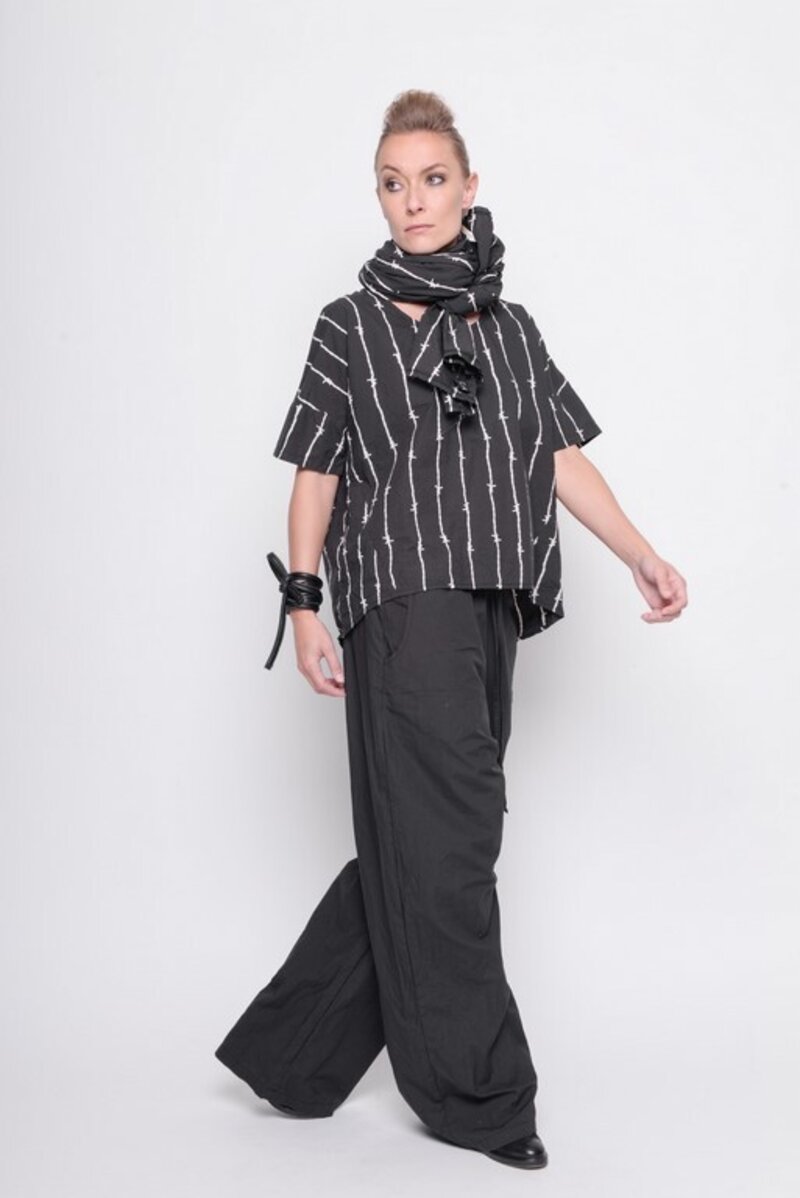 
                  
                    211.23.05 Tunic Keep Me Alive 100% Cotton Black with vapor print
                  
                