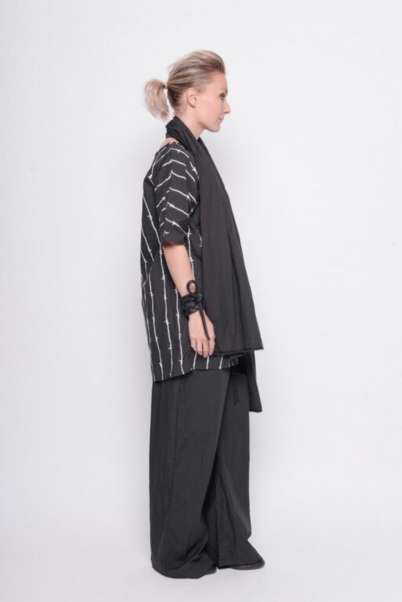
                  
                    211.23.05 Tunic Keep Me Alive 100% Cotton Black with vapor print
                  
                