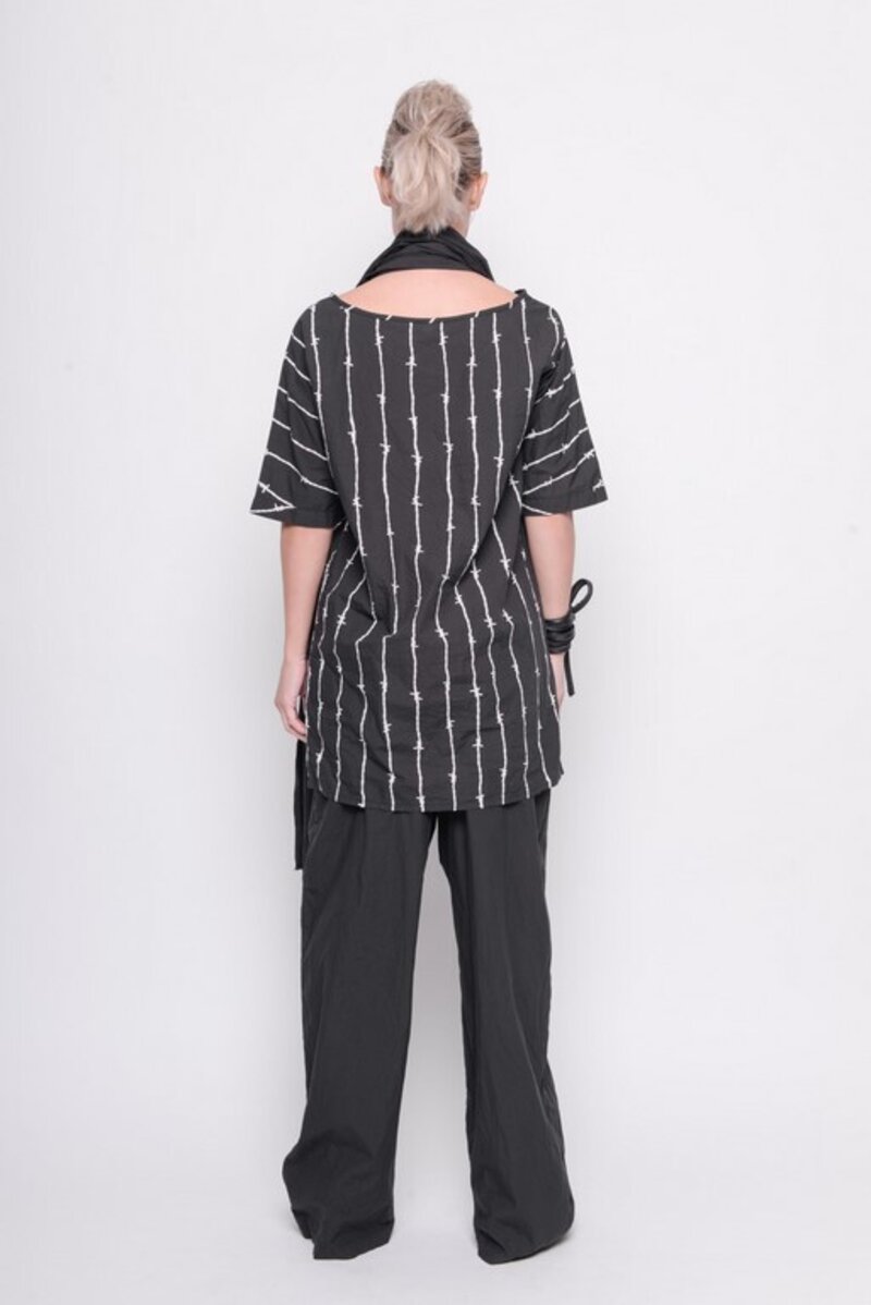 
                  
                    211.23.05 Tunic Keep Me Alive 100% Cotton Black with vapor print
                  
                