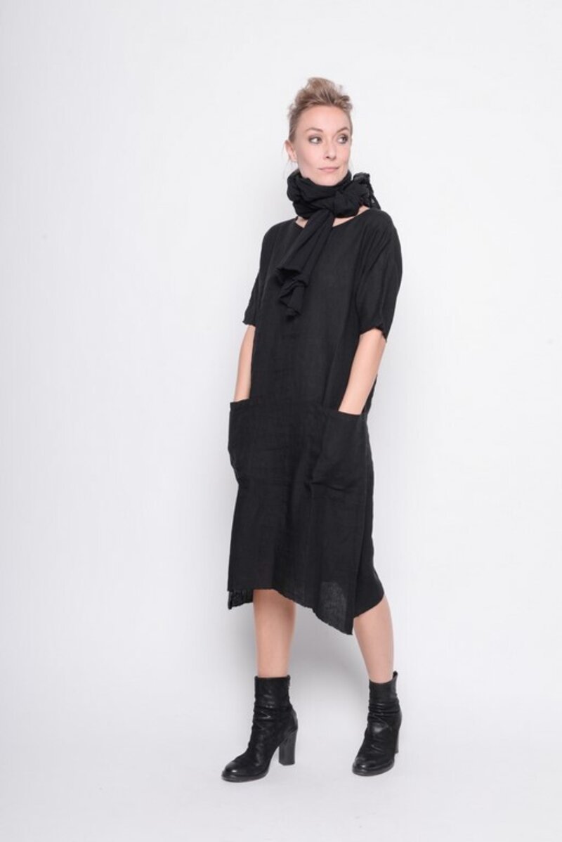 
                  
                    211.14.05 Tunic Catch That Bird 100% linnen Plain black
                  
                