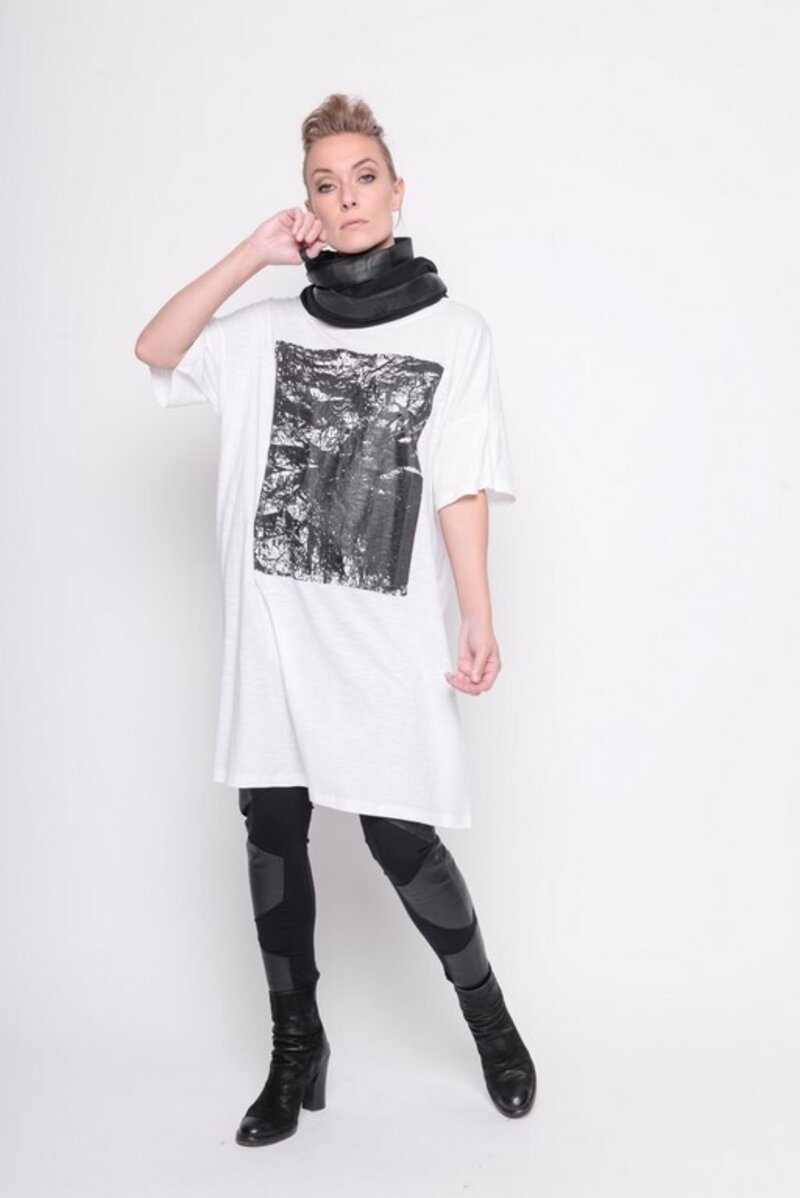 
                  
                    211.16.01 Big Shirt 100% cotton papertouch black on white
                  
                