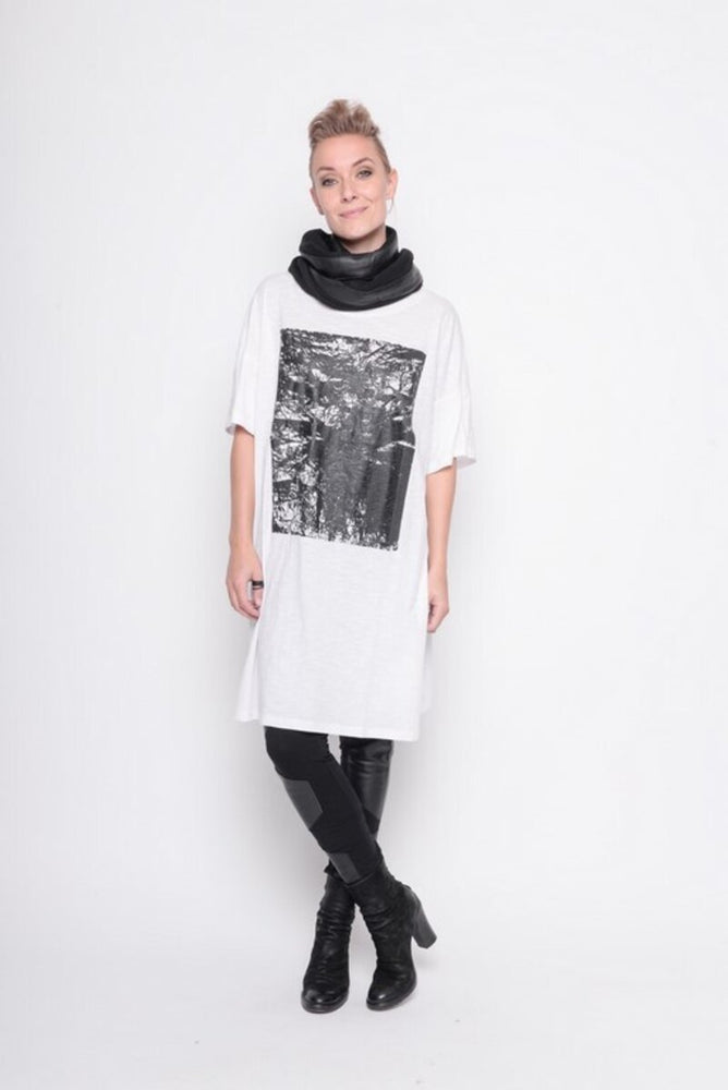 
                  
                    211.16.01 Big Shirt 100% cotton papertouch black on white
                  
                