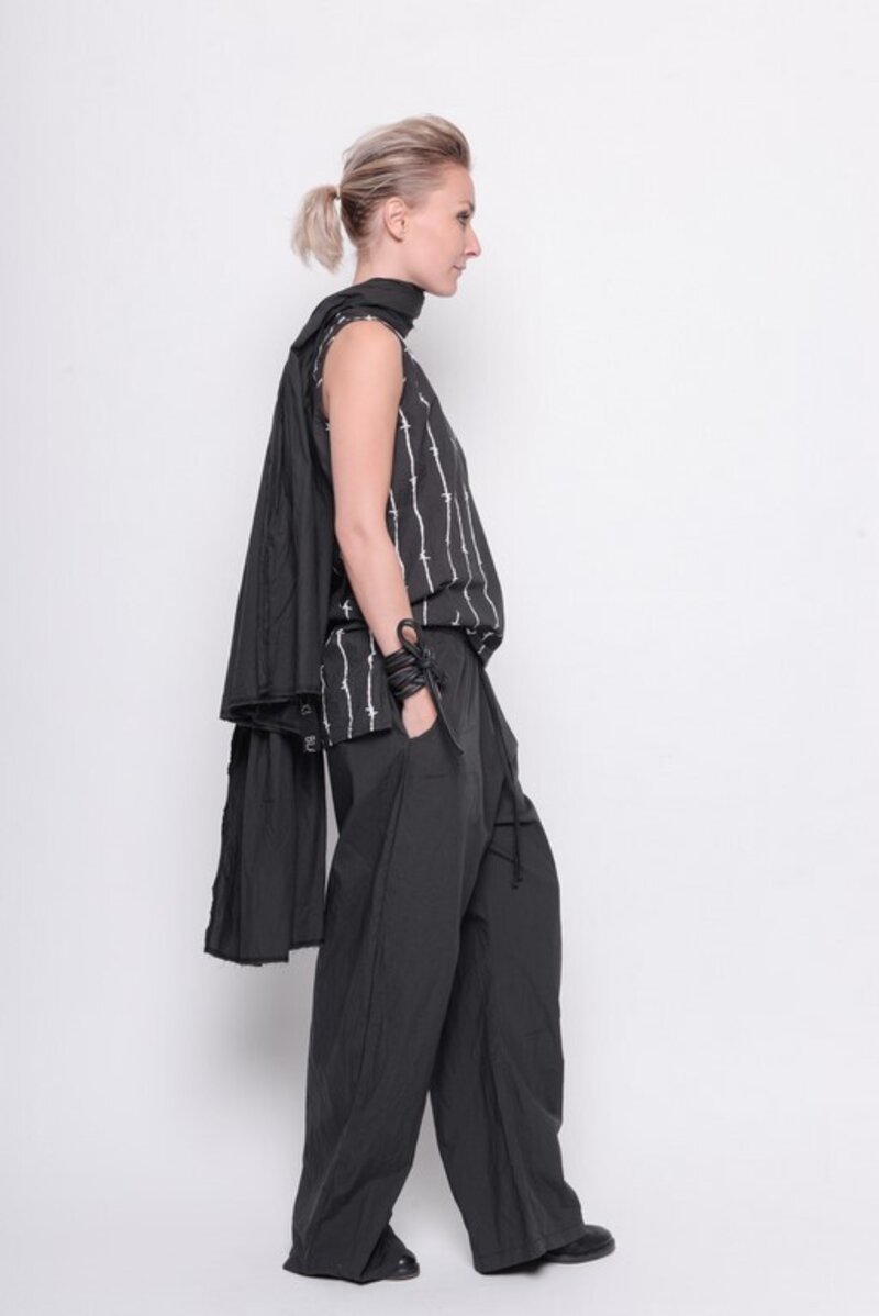 
                  
                    211.23.03 Top Lost Without You 100% Cotton Black with vapor print
                  
                