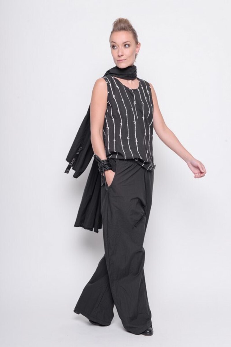 
                  
                    211.23.03 Top Lost Without You 100% Cotton Black with vapor print
                  
                