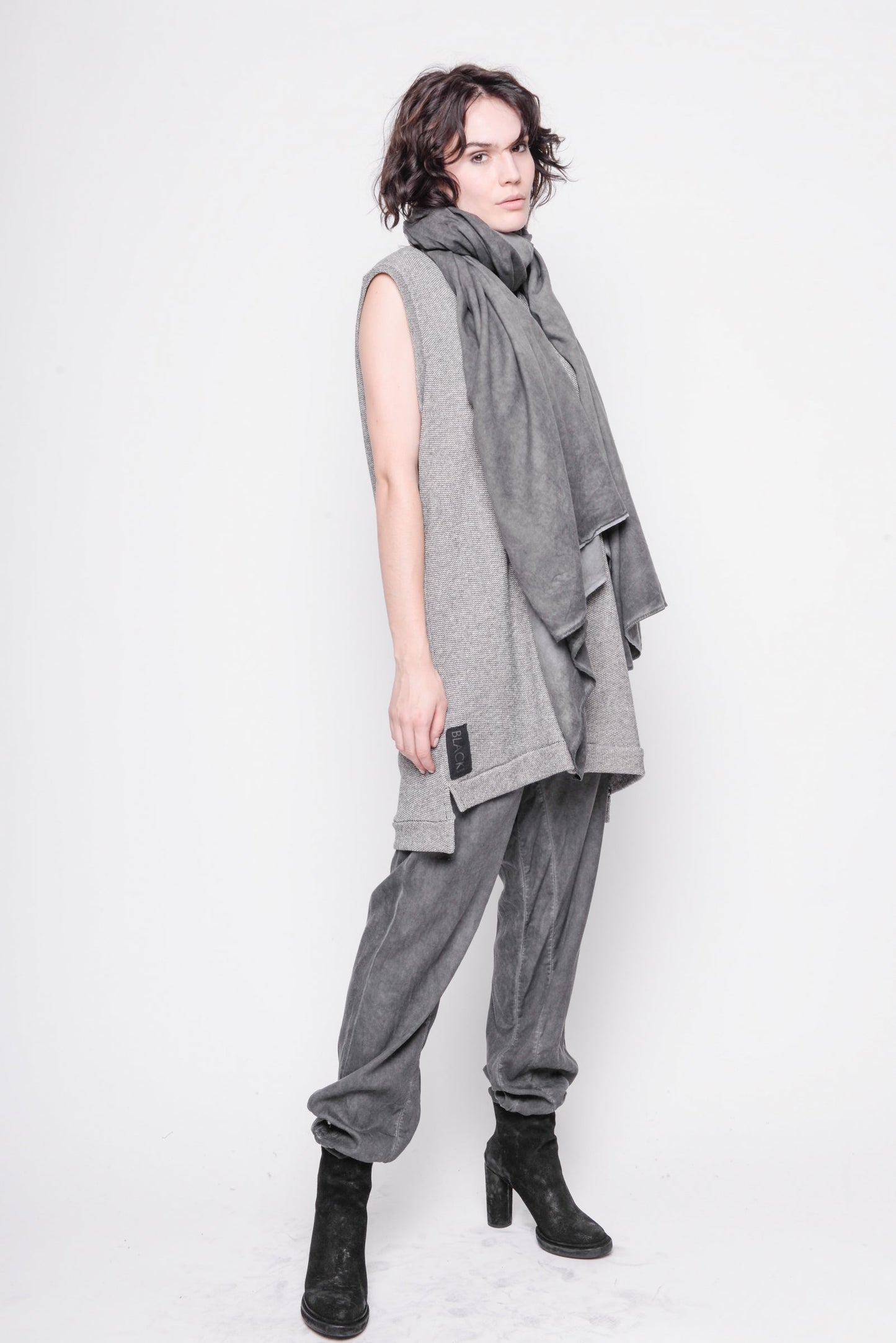 
                  
                    221.03.10 baquette 100% co 103 Black with Grey
                  
                
