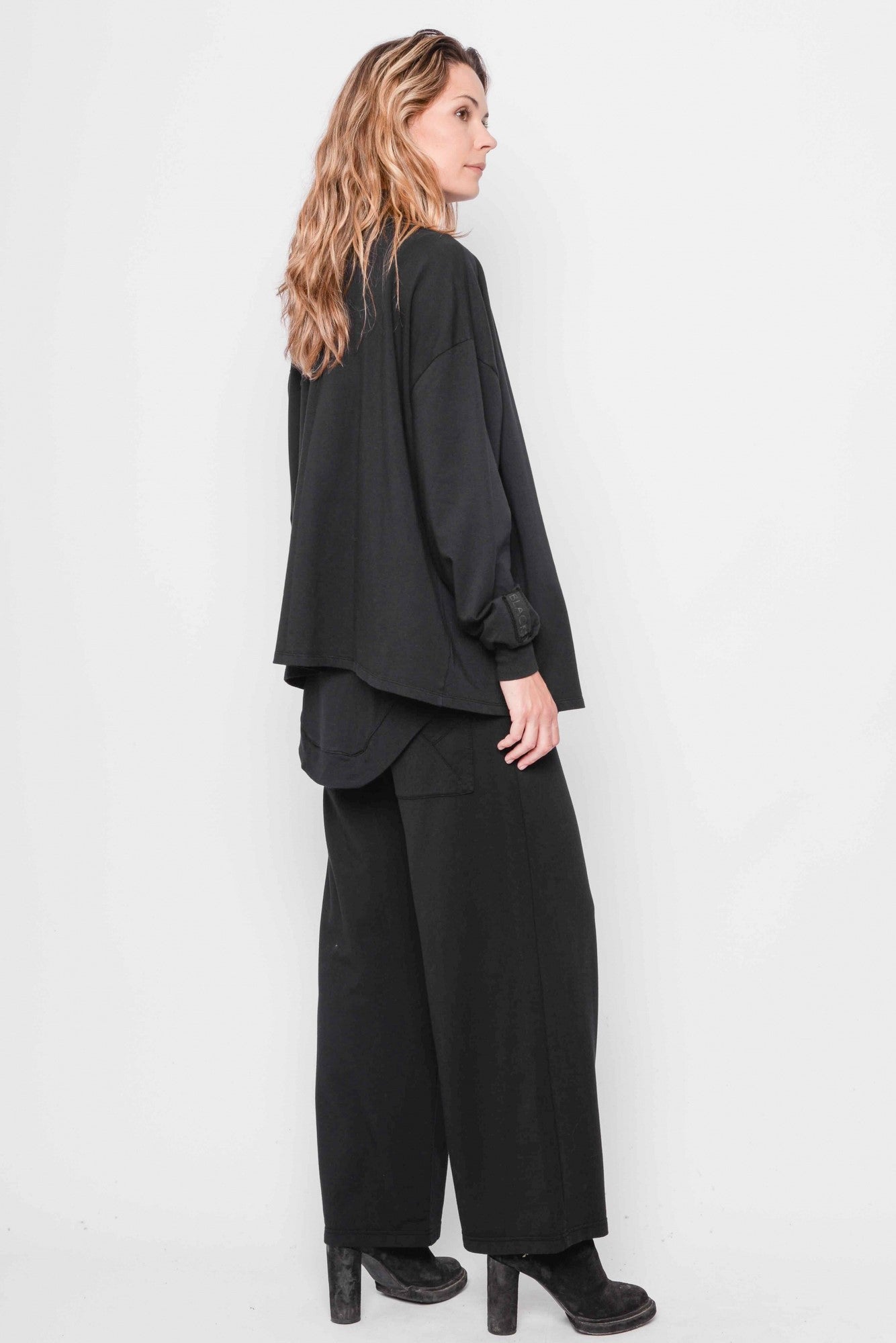 
                  
                    232.01.04 CARDI  47%CO 47%MODAL 6%EA 100 BLACK
                  
                