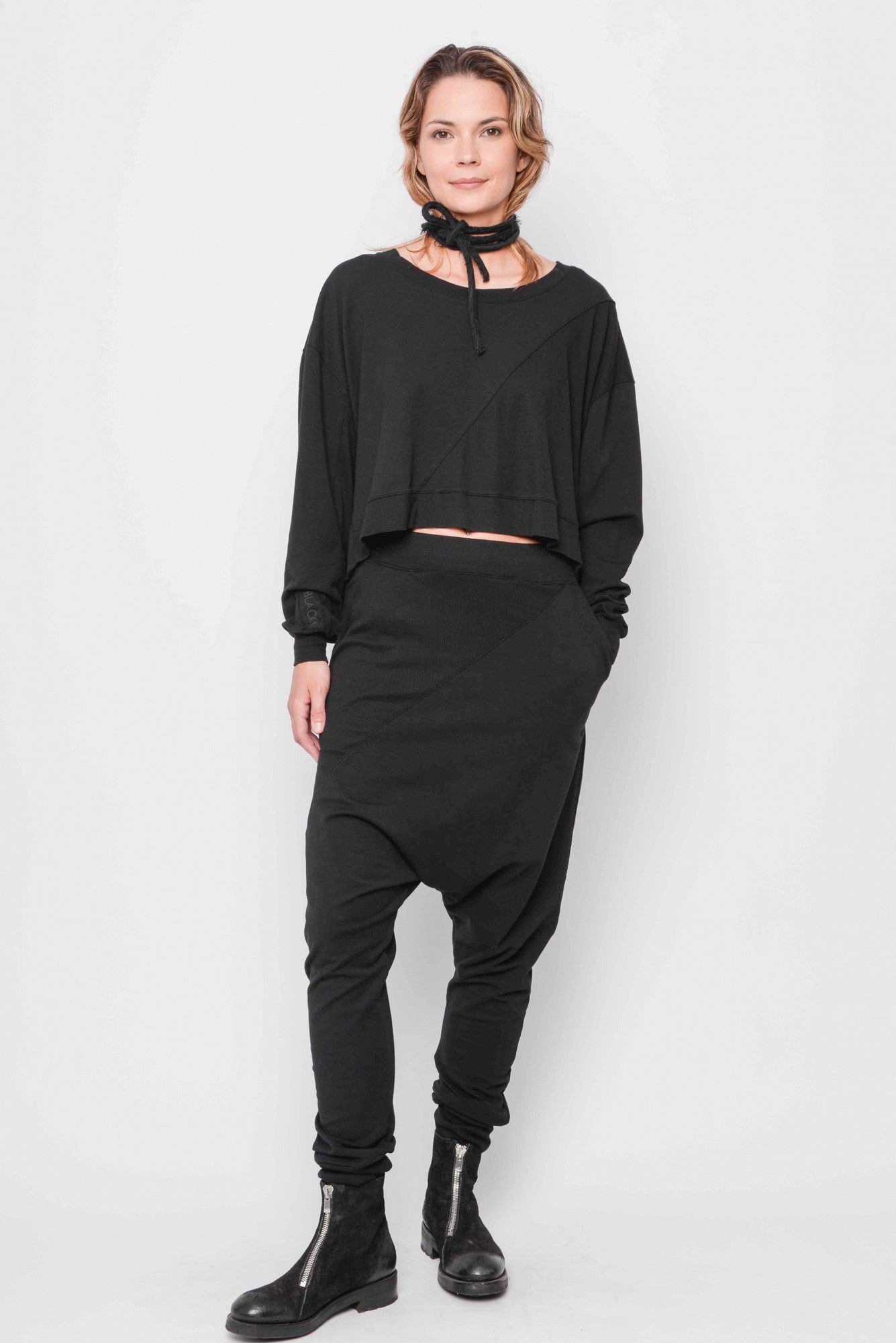 
                  
                    232.01.05 PANT 47%CO 47%MODAL 6%EA 100 BLACK
                  
                