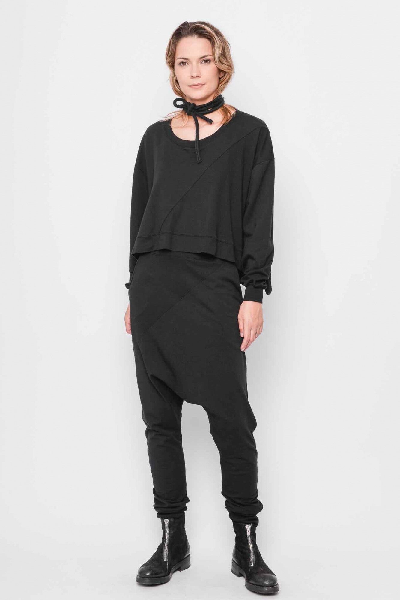 
                  
                    232.01.05 PANT 47%CO 47%MODAL 6%EA 100 BLACK
                  
                