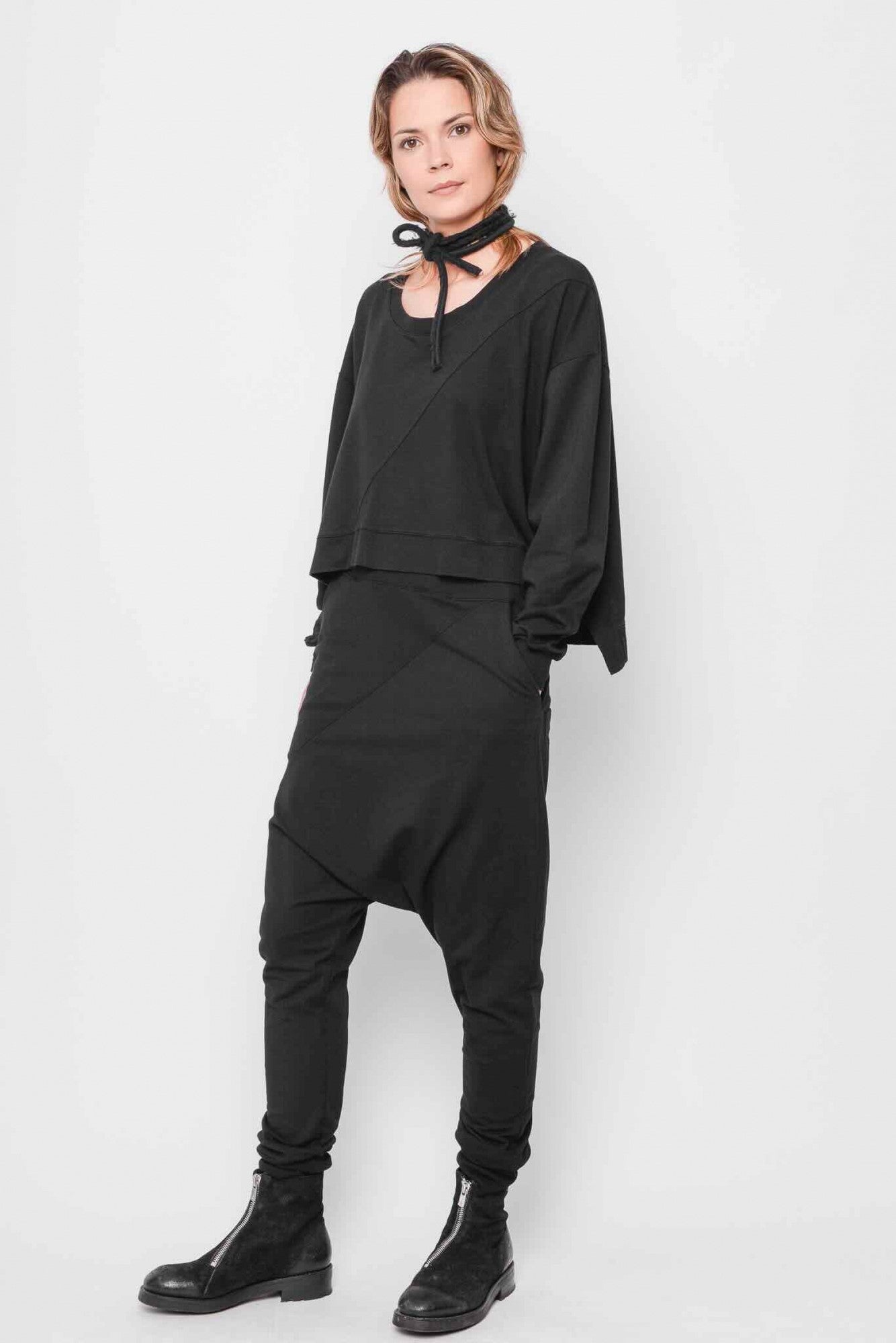
                  
                    232.01.05 PANT 47%CO 47%MODAL 6%EA 100 BLACK
                  
                