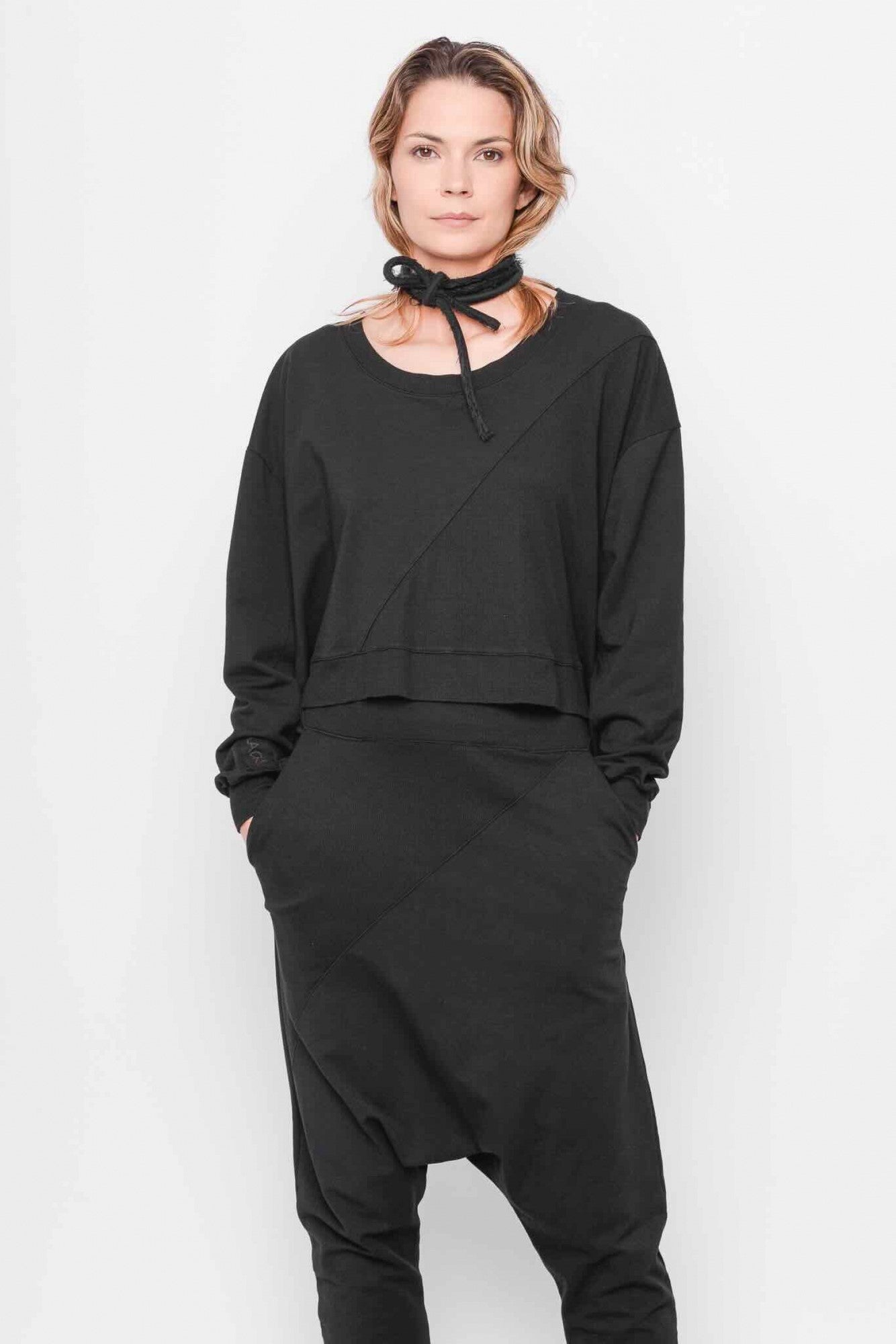 
                  
                    232.01.05 PANT 47%CO 47%MODAL 6%EA 100 BLACK
                  
                