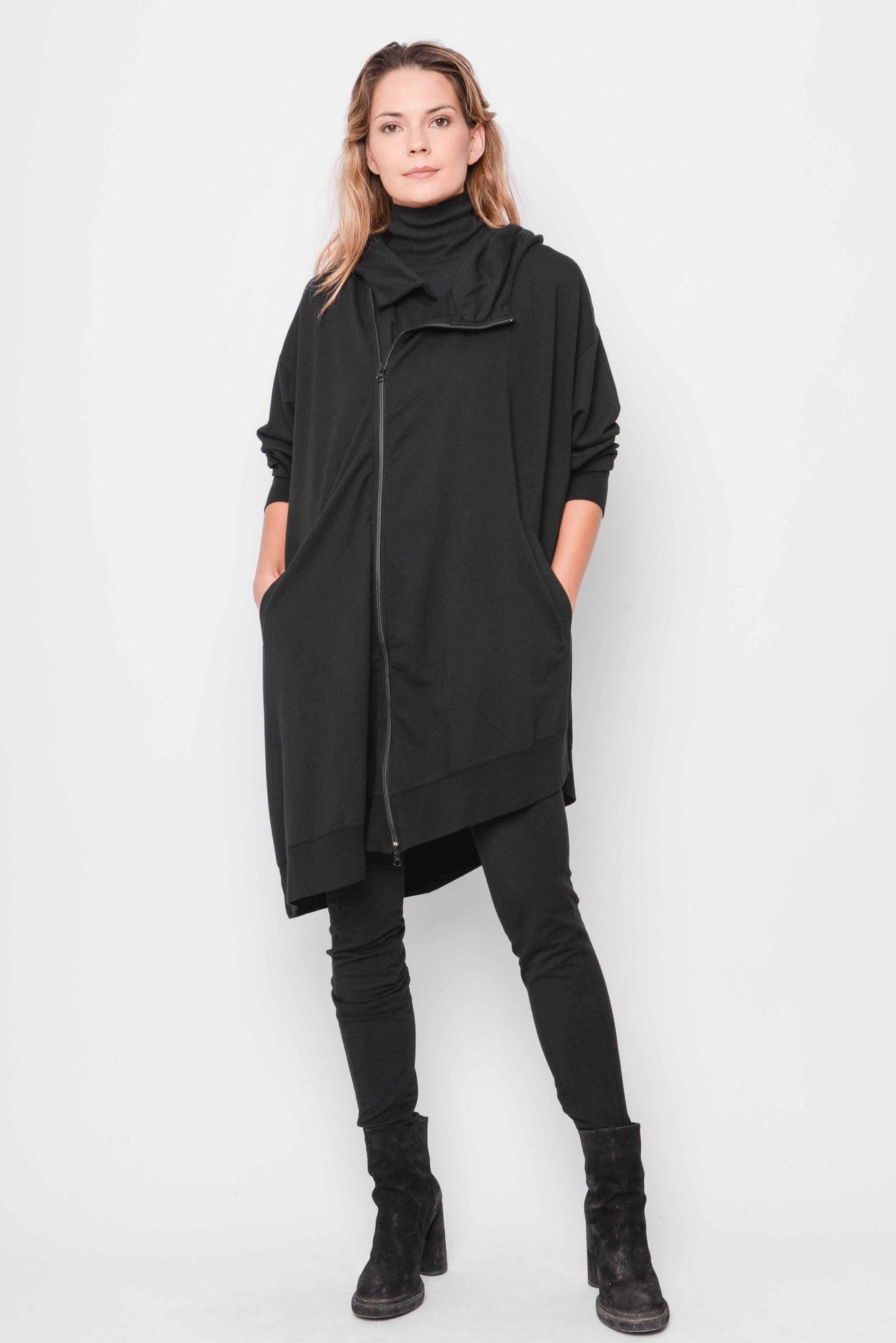 
                  
                    232.01.06 PANT 47%CO 47%MODAL 6%EA 100 BLACK
                  
                