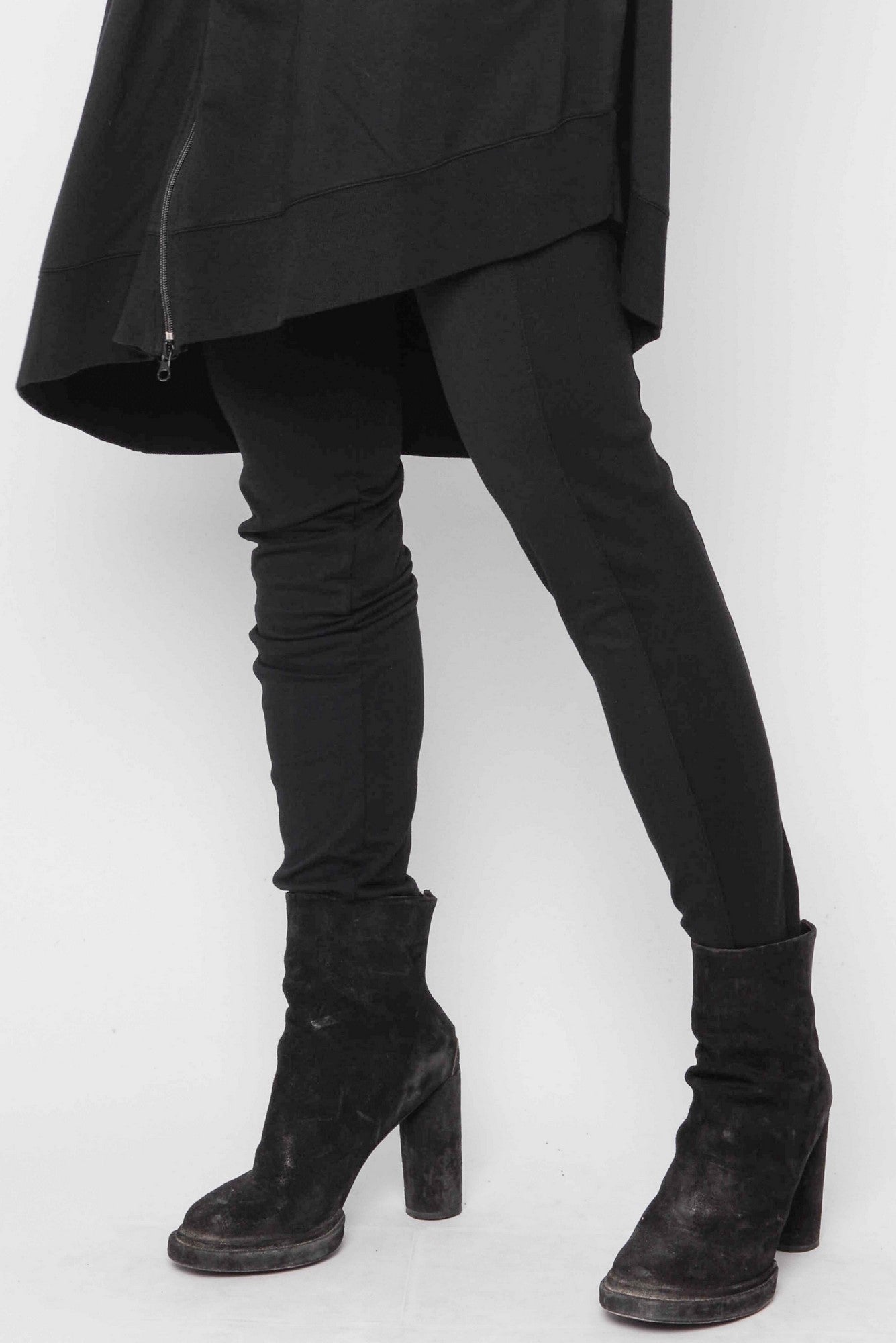 
                  
                    232.01.06 PANT 47%CO 47%MODAL 6%EA 100 BLACK
                  
                