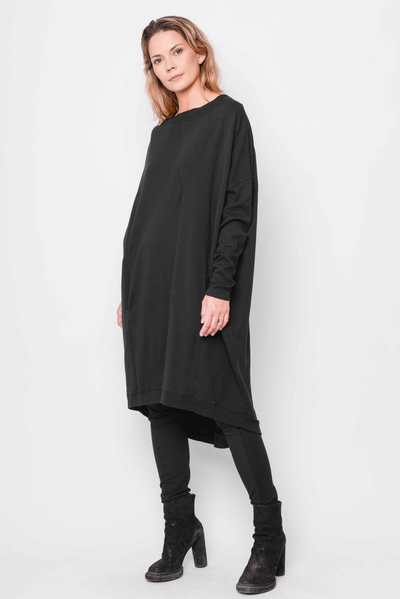 
                  
                    232.01.06 PANT 47%CO 47%MODAL 6%EA 100 BLACK
                  
                