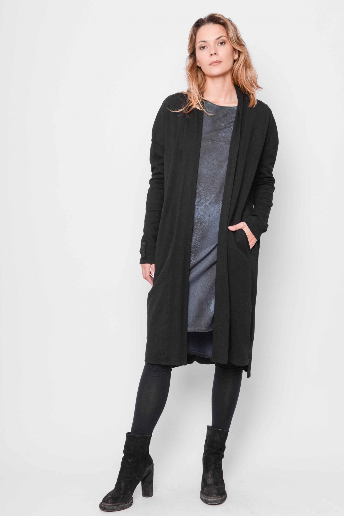 
                  
                    232.01.08 CARDI 47%CO 47%MODAL 6%EA 100 BLACK
                  
                