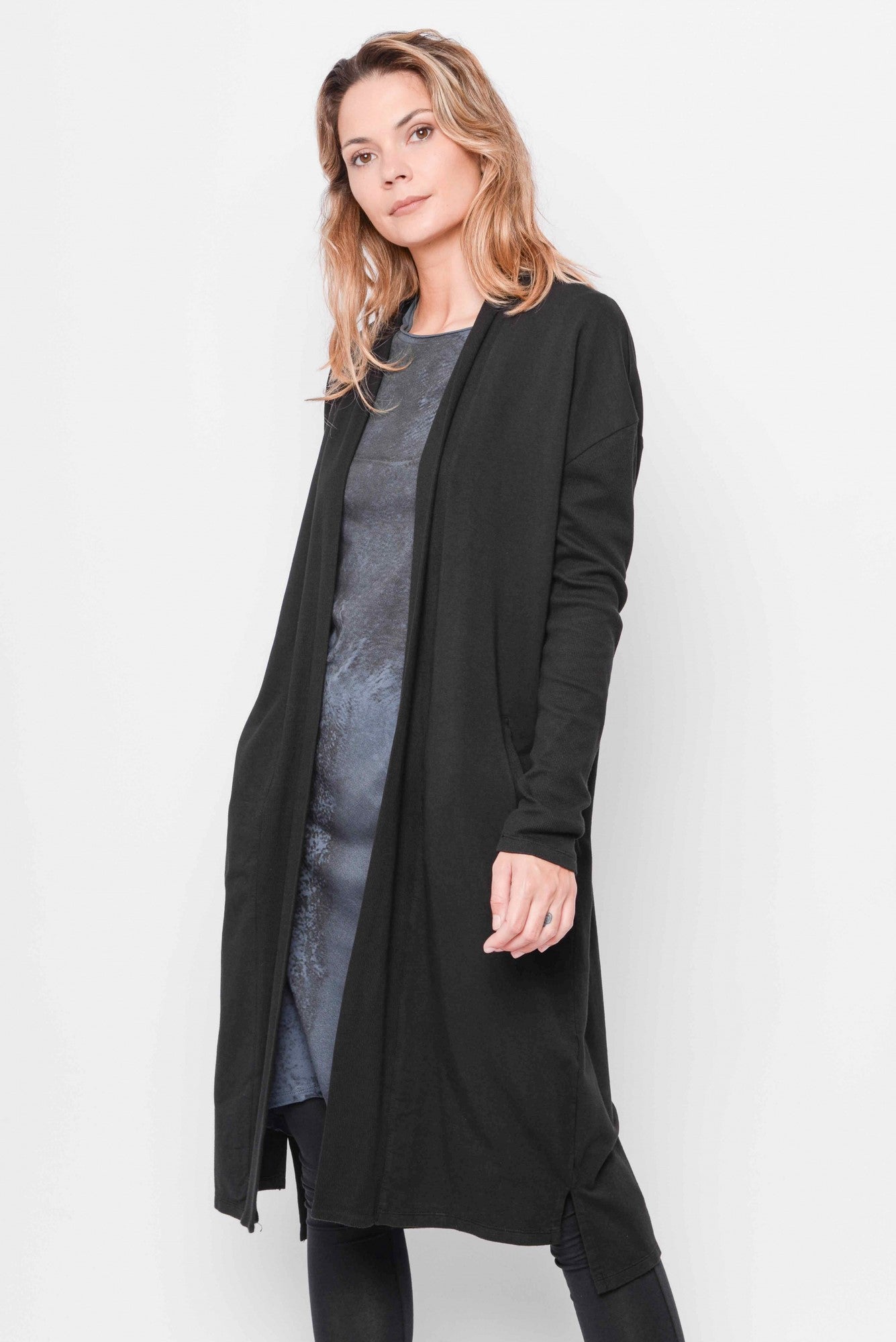 
                  
                    232.01.08 CARDI 47%CO 47%MODAL 6%EA 100 BLACK
                  
                