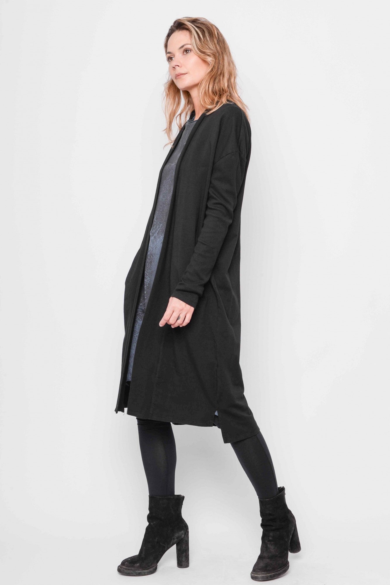 
                  
                    232.01.08 CARDI 47%CO 47%MODAL 6%EA 100 BLACK
                  
                