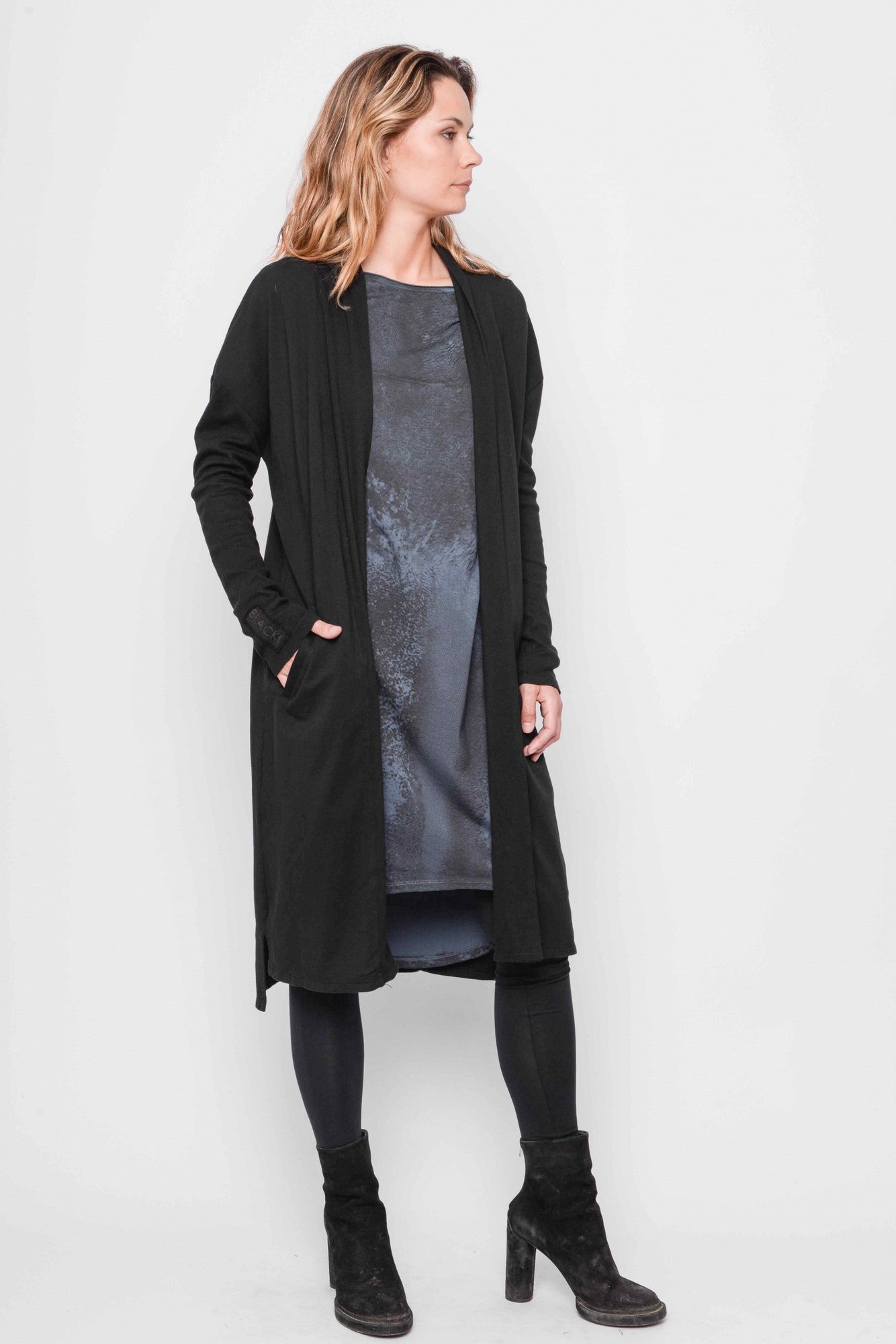 
                  
                    232.01.08 CARDI 47%CO 47%MODAL 6%EA 100 BLACK
                  
                