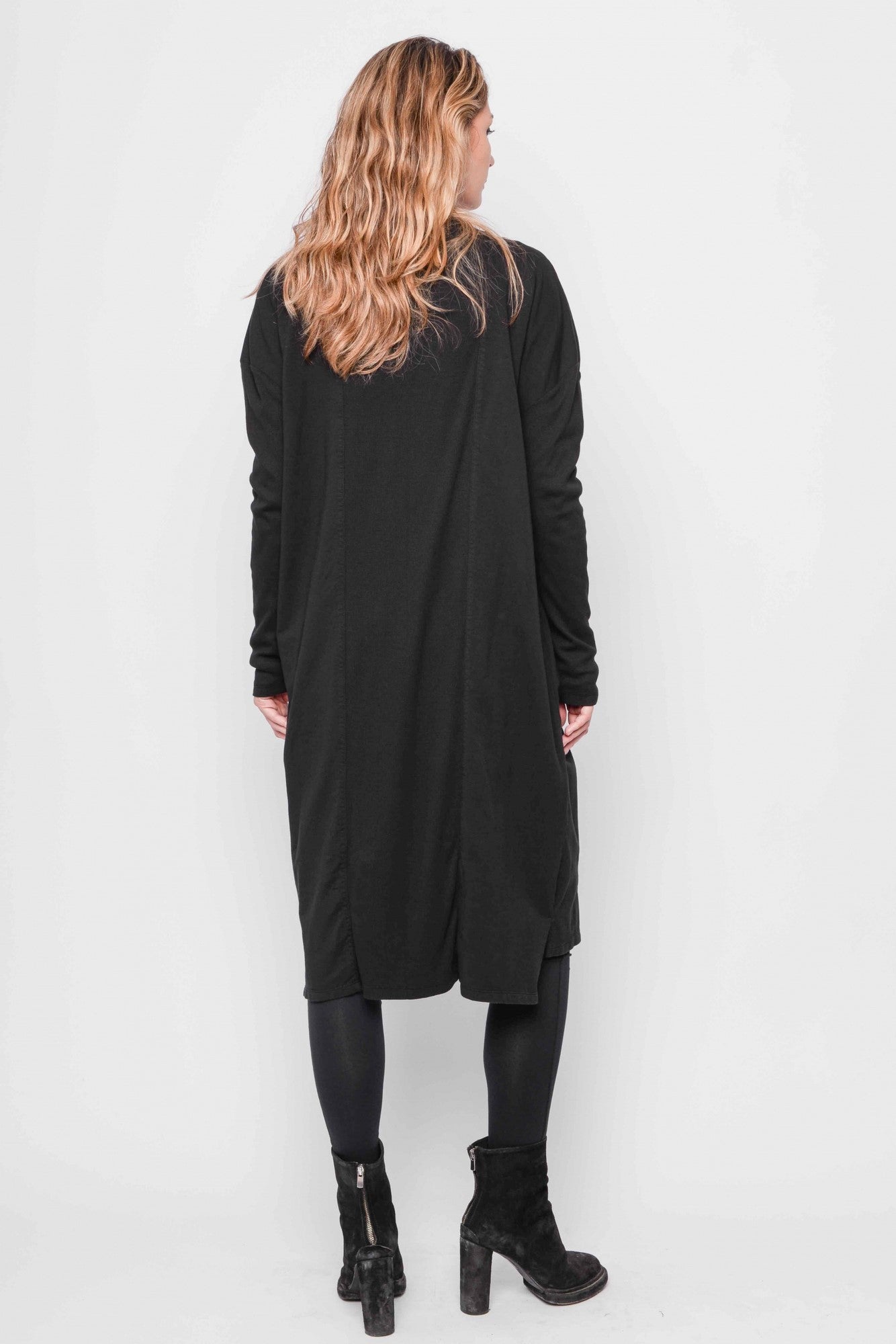 
                  
                    232.01.08 CARDI 47%CO 47%MODAL 6%EA 100 BLACK
                  
                