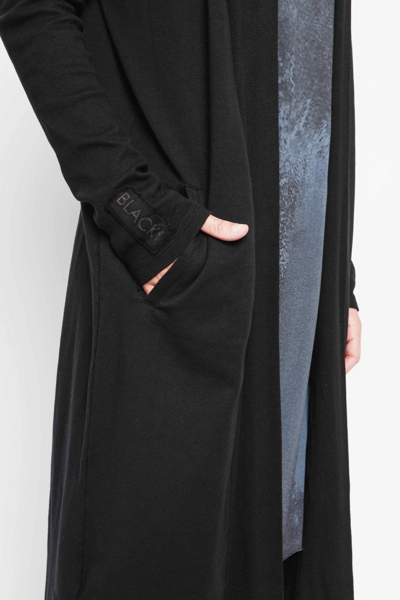 
                  
                    232.01.08 CARDI 47%CO 47%MODAL 6%EA 100 BLACK
                  
                