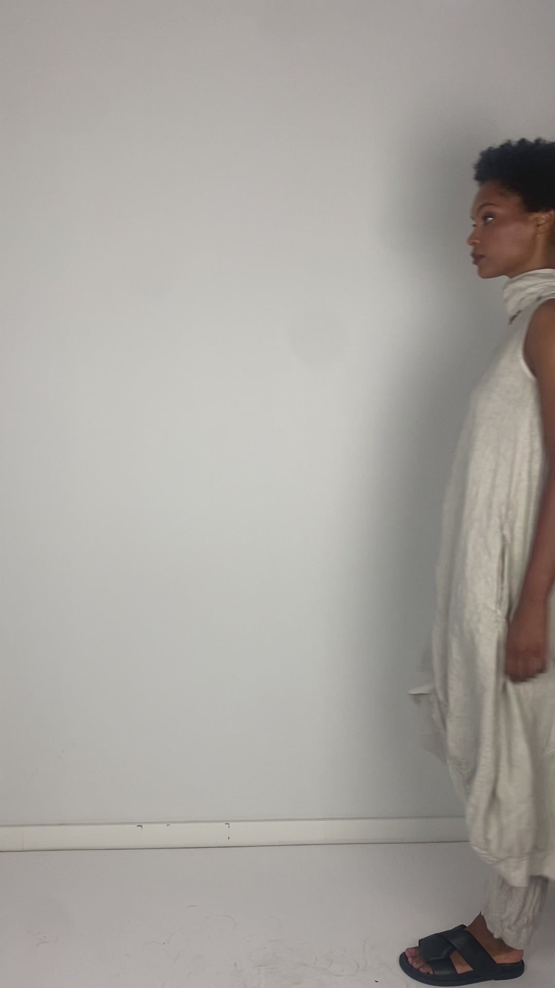 
                  
                    Load and play video in Gallery viewer, 261.04.14 100% LINEN 401 RV NATURAL
                  
                