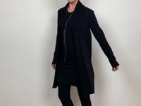 
                  
                    Load and play video in Gallery viewer, 211.05.01 Cardi Elevating 96% org CO/4%elastan PLAIN BLACK
                  
                