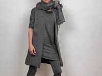 
                  
                    Load and play video in Gallery viewer, 211.05.01 Cardi Elevating 96% org CO/4%elastan COLD DYE GREY with BLACK SPRAY
                  
                